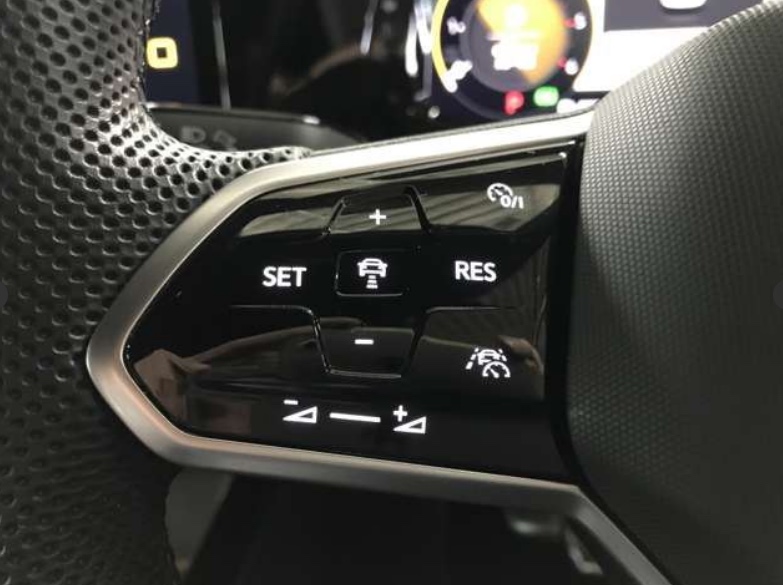 Volkswagen Golf 2023 – TDI R line